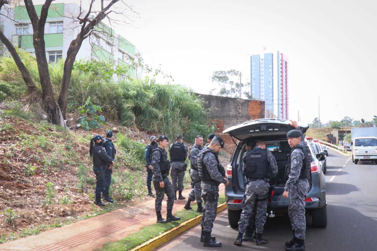 Policiais mobilizados para auxiliar na captura do suspeito (Foto: Henrique Kawaminami)
