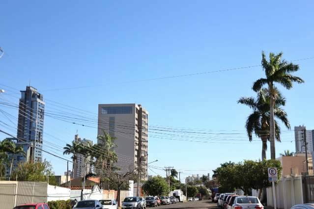 No vai e vem do casaco, temperatura deve superar 30&ordm;C at&eacute; o fim da semana