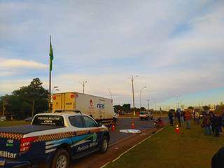 Motociclista morre ao ser atingido por caminhão na entrada de Ponta Porã Motociclista morre ao ser atingido por caminhão na entrada de Ponta Porã