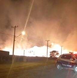Inc&ecirc;ndio de grandes propor&ccedil;&otilde;es tumultua noite de moradores em Bonito