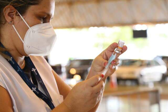 Sem novas m&aacute;scaras, servidores usam produto reprovado pela Anvisa