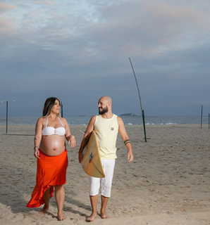 Raquel e o marido em ensaio na praia. (Foto: Bianca Vilanova)
