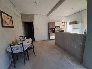 Apesar da falta de piso e pintura, Irani já decora a própria casa. (Foto: Arquivo Pessoal)