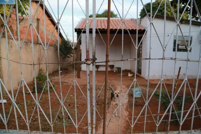 Pai de 6, idoso que morava em meio &agrave; sujeira, com c&atilde;o e galinha, &eacute; socorrido