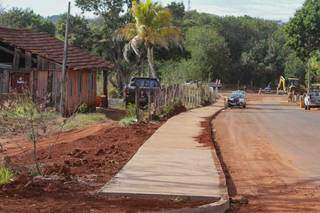 Calçada está sendo construída no local, mas não foi informado se a obra é da prefeitura. (Foto: Marcos Maluf)