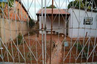 Pai de 6, idoso que morava em meio &agrave; sujeira, com c&atilde;o e galinha, &eacute; socorrido
