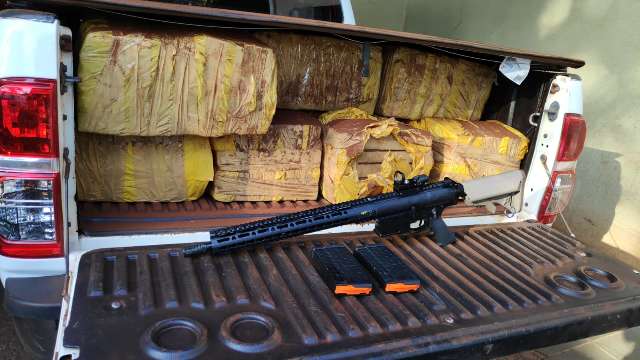 Pol&iacute;cia prende 4 em duas caminhonetes e dois carros com maconha e fuzil