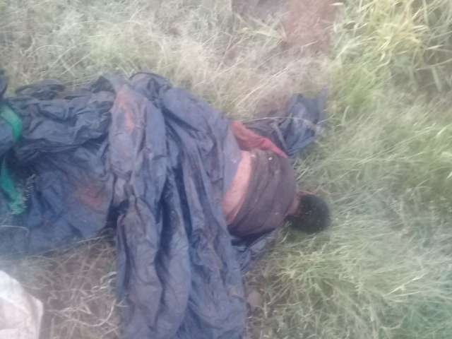 Executado a tiros, homem &eacute; encontrado enrolado em lona preta