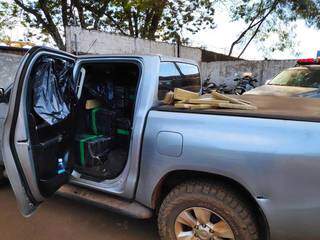 Hilux roubada na Capital e abandonada com maconha; perfuração de tiro na lataria (Foto: Adilson Domingos)