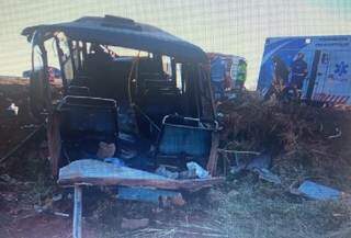 Ao tentar escapar de ped&aacute;gio, motorista atinge &ocirc;nibus e deixa quatro feridos