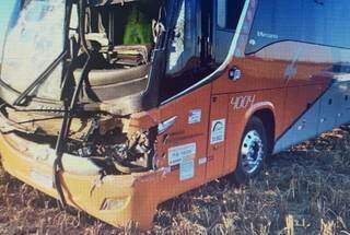 Ao tentar escapar de ped&aacute;gio, motorista atinge &ocirc;nibus e deixa quatro feridos