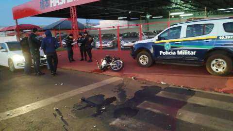 Condutor de picape faz conversão proibida e mata motociclista em avenida