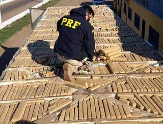 Tabletes da droga estavam escondidos em fundo falso no teto do caminhão. (Foto: Divulgação | PRF)