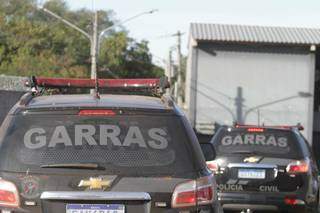 Equipes do Garras cumpriram mandados de busca e apreensão em Campo Grande (Foto: Marcos Maluf)