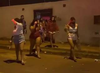 Pessoas saindo de festa clandestina que aconteceu nos últimos meses em Campo Grande (Foto: Direto das Ruas)