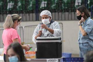 Enfermeira administra dose a ser aplicada no Guanandizão. (Foto: Marcos Maluf)