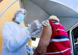 Homem sendo vacinado no drive thru de Corumbá, uma das cidades que faz parte do cinturão vacinal. (Foto: Prefeitura de Corumbá) 