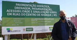 Governador em frente à placa de obra da administração estadual em Nioaque (Foto: Governo de MS/Divulgação)