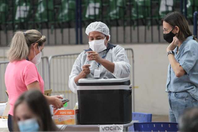 Antecipar 2&ordf; dose evitou falta de vacina, mas em agosto intervalo ser&aacute; maior