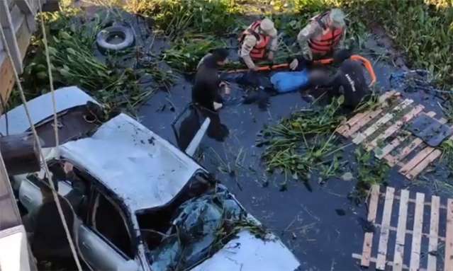 Veículo invade mirante, cai em rio e ocupantes morrem na fronteira