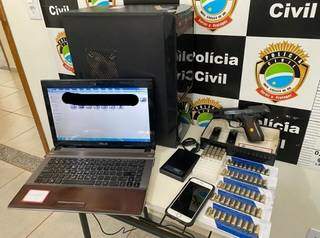 Notebook, HD externo, arma e munições foram apreendidos (Foto: O Correio News/Divulgação)