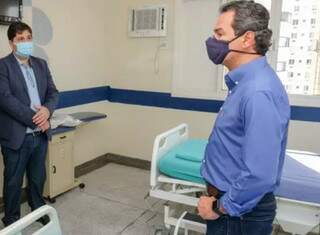 Prefeito Marquinhos Trad (PSD) e secretário de Saúde José Mauro na última abertura de leitos covid, feita um mês atrás no Hospital El Kadri. (Foto: Divulgação)