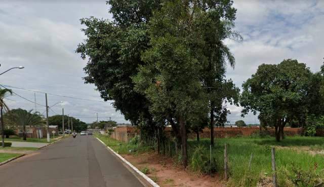 Corpo &eacute; achado com marcas de pauladas em frente de igreja