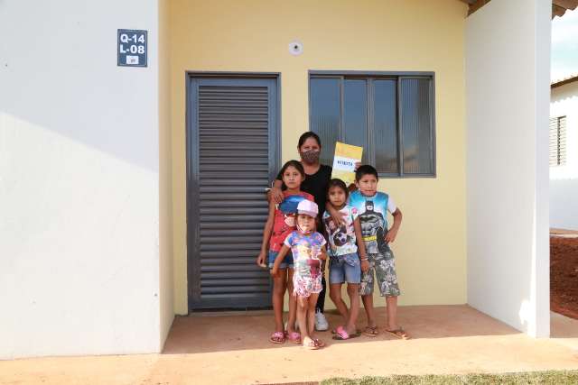 Prefeitura finaliza entrega de 47 casas no loteamento Parque dos Sabi&aacute;s