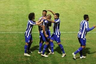 Comemoração dos jogadores durante a partida desta noite. (Foto: Frederico Tadeu / Avaí F.C.)