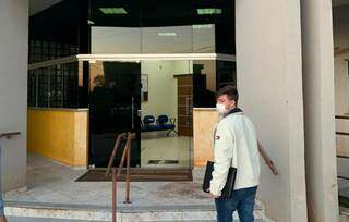 Com pastas de documentos, Lucas Foroni chega ao MP para denunciar esquema (Foto: Divulgação)