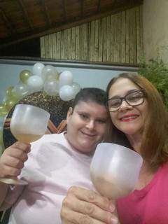 João Guilherme e a mãe em uma festa. (Foto: Arquivo Pessoal)