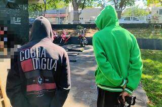 Irm&atilde;os do tr&aacute;fico s&atilde;o presos com drogas e 14 celulares em &quot;boca de fumo&quot;