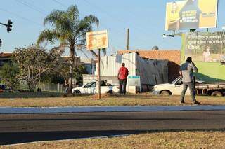 Adolescente joga pedra em carro e apanha de seguran&ccedil;a de atacadista 