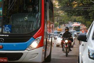 Rua Padre João Crippa, que recebe ônibus e outros veículos que desviam da Rui Barbosa, interditada para obras  (Foto: Henrique Kawaminami