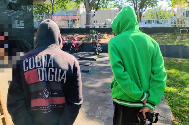 Irm&atilde;os do tr&aacute;fico s&atilde;o presos com drogas e 14 celulares em &quot;boca de fumo&quot;