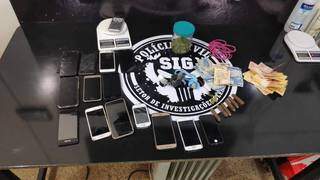 Irm&atilde;os do tr&aacute;fico s&atilde;o presos com drogas e 14 celulares em &quot;boca de fumo&quot;
