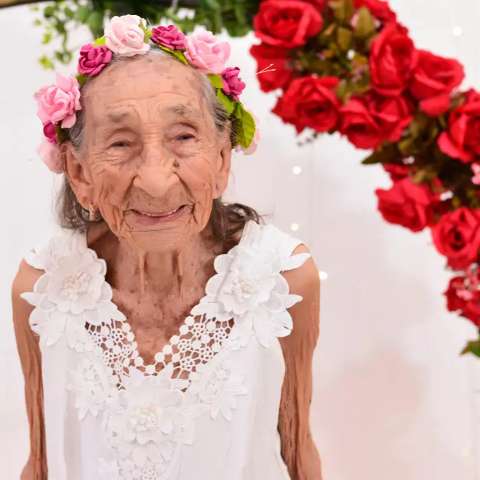 Aos 110 anos, Marina arrasa em ensaio e sonha voltar ao Sergipe