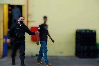 Adolescente joga pedra em carro e apanha de seguran&ccedil;a de atacadista 