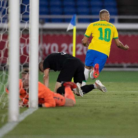 Com 3 gols de Richarlison, Brasil derrota Alemanha na estreia em Tóquio