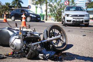 Após colisão motocicleta fica completamente destruída. (Foto: Henrique Kawaminami)