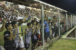 Torcida do Corumbaense no alambrado do estádio Arthur Marinho, casa do Carijó (Foto: Nyelder Rodrigues/Arquivo)