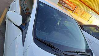 Adolescente joga pedra em carro e apanha de segurança de atacadista Adolescente joga pedra em carro e apanha de segurança de atacadista