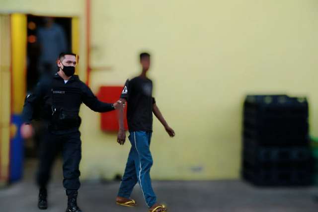 Adolescente joga pedra em carro e apanha de seguran&ccedil;a de atacadista 