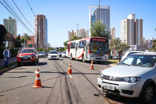 Motociclista &eacute; arremessado ao atingir carro e tr&acirc;nsito fica tumultuado 