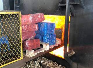 Fardos de maconha sendo colocados em forno para incineração (Foto: Divulgação)