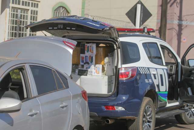&quot;Carro baixo&quot; denuncia contrabando de 300 &oacute;culos, celulares e cigarros