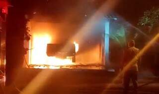 Inc&ecirc;ndio destr&oacute;i garagem e caminhonete e suspeita &eacute; de ato criminoso