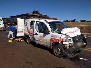 Ambulância de Naviraí, no MS, se envolveu em acidente no interior do Paraná (Foto: Adiel Soares/Toledo News)