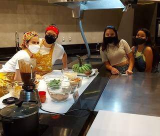 As organizadores na cozinha realizando os preparativos para a oficina de bolo de couve. (Foto: Divulgação/Sesc Cultura)