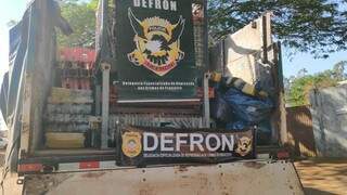 Fardos de maconha em caminhão com estrutura metálica, apreendido pela Defron (Foto: Adilson Domingos)